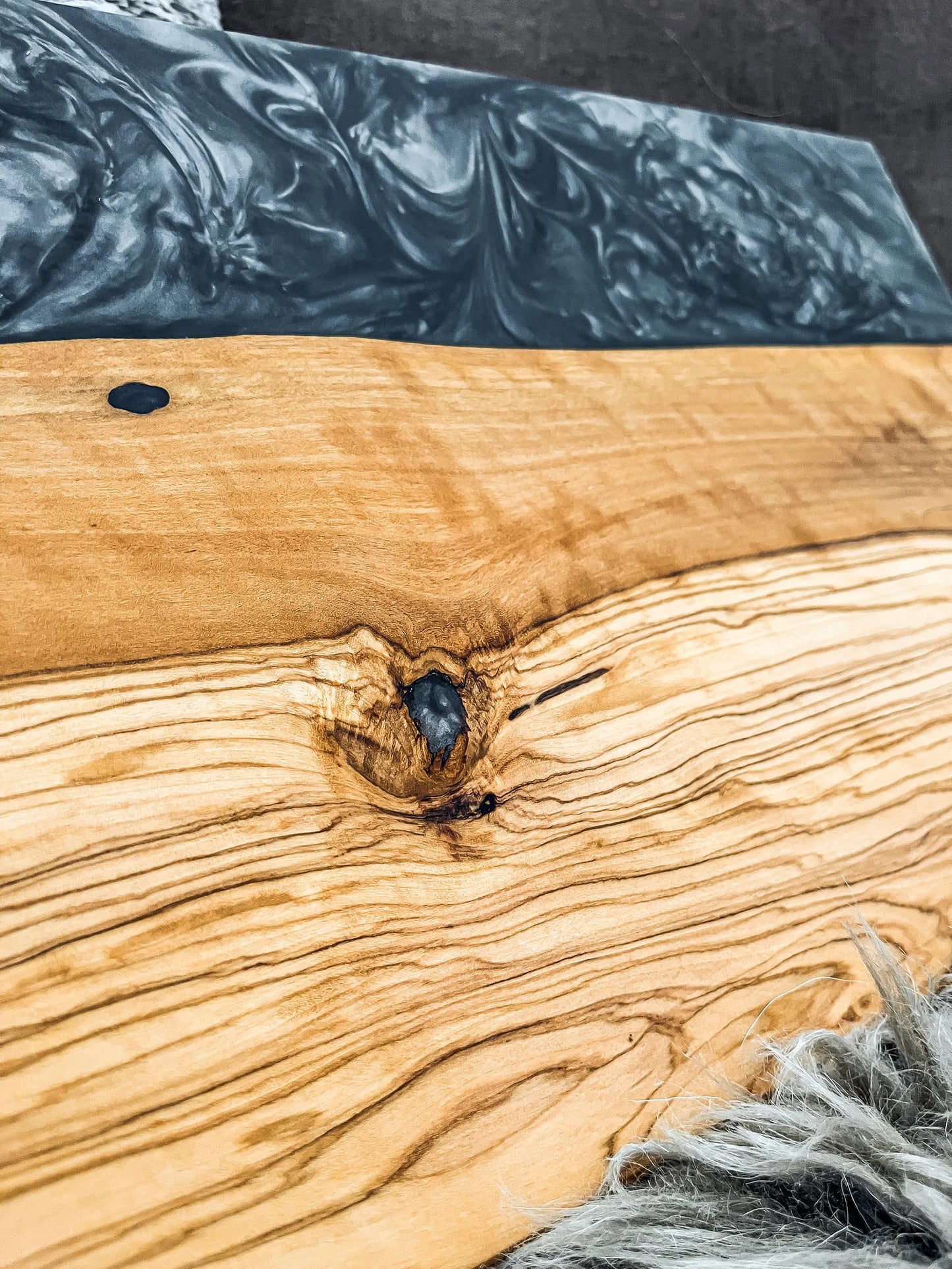 Schneidebrett Servierbrett Olivenholz und Epoxidharz Olive Epoxy