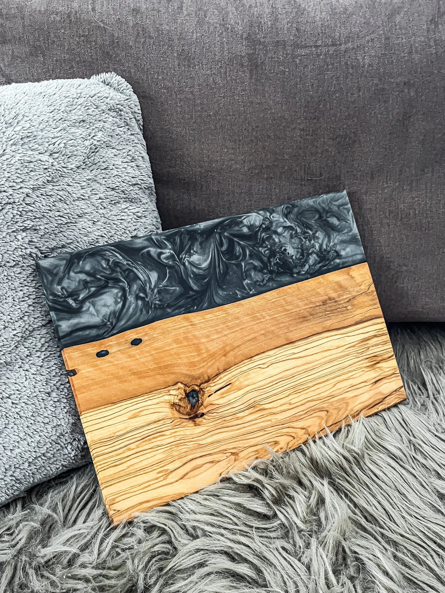 Schneidebrett Servierbrett Olivenholz und Epoxidharz Olive Epoxy